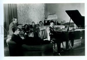 495927 1977 Shostakovich composer pianist at piano Planet circulation 30000