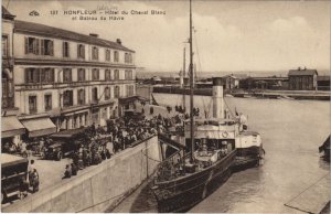 CPA HONFLEUR Hotel du Cheval Blanc et Bateau du Havre (1229798)