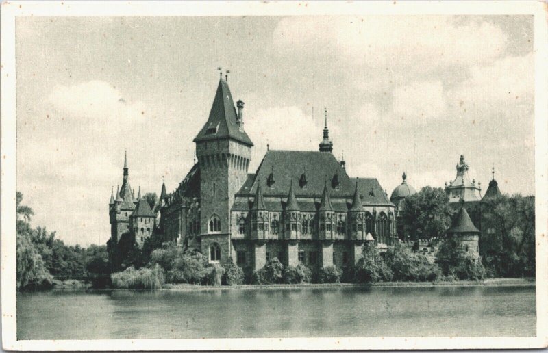 Hungary Budapest Vajdahunyad Vára Vintage Postcard 09.21