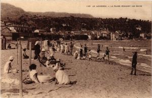 CPA Le LAVANDOU - La Plage Pendant les Bains (635229)