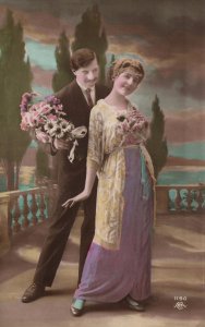 VINTAGE POSTCARD 1916 FRENCH CLASSIC MAN & WOMAN IN DRESS FLOWERS ROMANTIC 1916