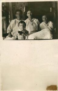 VINTAGE PHOTO POSTCARD FAMILY MOSTLY WOMEN POSING FOR PHOTO