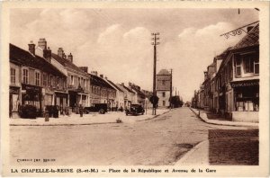 CPA LA CHAPELLE-la-REINE Place de la Republique et Avenue de la Gare (1299875)