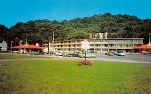 Wheeling, WV West Virginia HOWARD JOHNSON'S MOTOR LODGE Roadside Motel Postcard