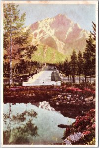 VINTAGE CONTINENTAL SIZED POSTCARD BANFF ALBERTA CANADA MAIN THROUGHFARE & LAKE