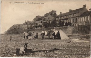 CPA ARROMANCHES La Petite Cale a Maree Basse (1229766)