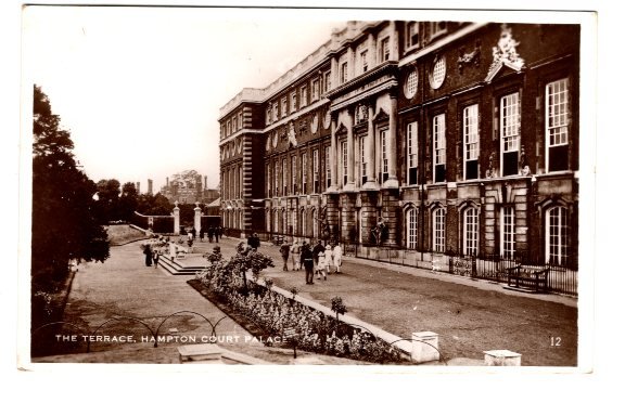 Real Photo The Terrace, Hampton Court Palace, England, Molesey, East Molesey