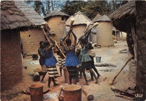 BR27630 Groupe de plieusses preparant le repas Africa  ethics types folklore