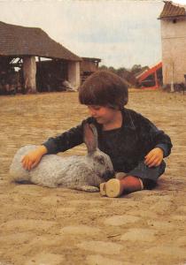 B98616 rabbit lapin with child  netherlands animals animaux