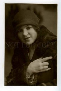 493121 USSR Soviet Belle Girl WINTER FASHION Moscow NOVIKOVgrapher 1927 card