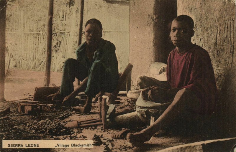 PC CPA SIERRA LEONE, VILLAGE BLACKSMITH, Vintage Postcard (b24786)
