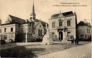 CPA FONTEVRAULT - La Place le Monument l'Église et la Mairie (296633)