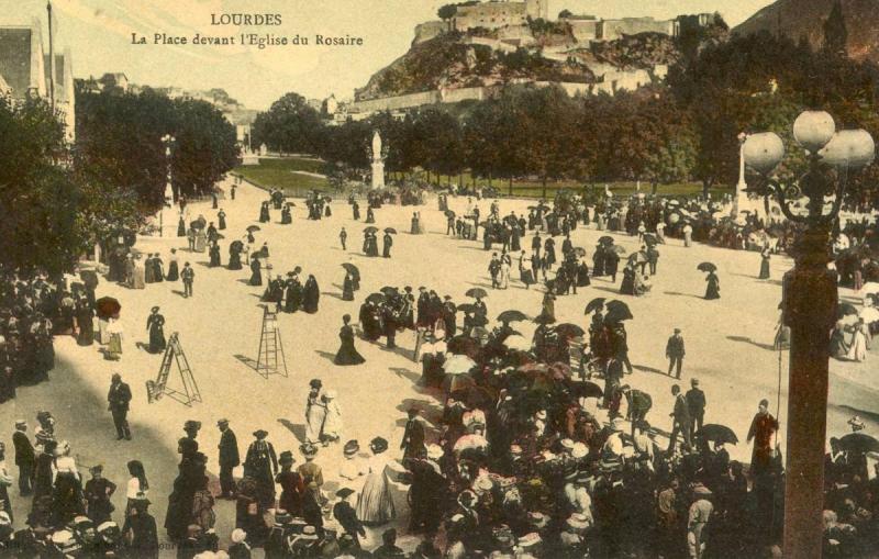 France - Lourdes. Le Place devant l'Eglise du Rosaire