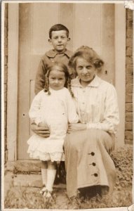 RPPC Edwardian Mother and Her Adorable Children on the Step Postcard G25