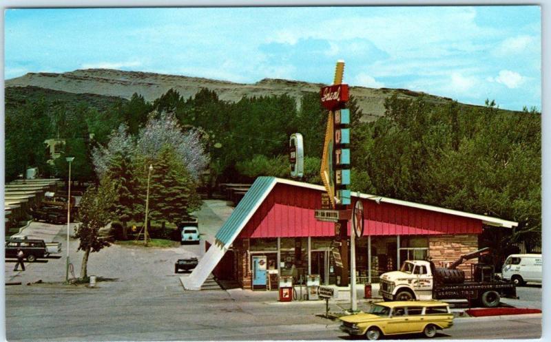 RAWLINS, WY  Roadside Lincoln Highway IDEAL MOTEL/ TRAVELODGE Tow Truck Postcard