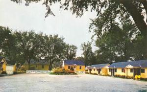 INDEPENDENCE, IA Iowa  COLONIAL MOTEL  Buchanan County ROADSIDE c1950's Postcard