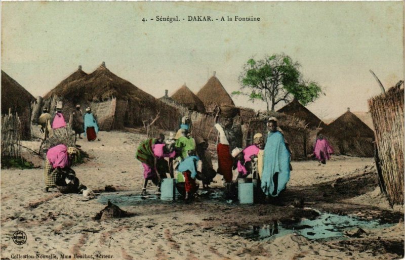 CPA AK Dakar - A la Fontaine - People - Types SENEGAL (778837)