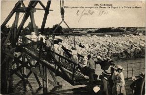 CPA Gironde Débarquement des passagers du Bateau de Royan (336570)