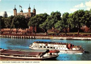 B87702 the river thames and the tower of london  ship bateaux   uk