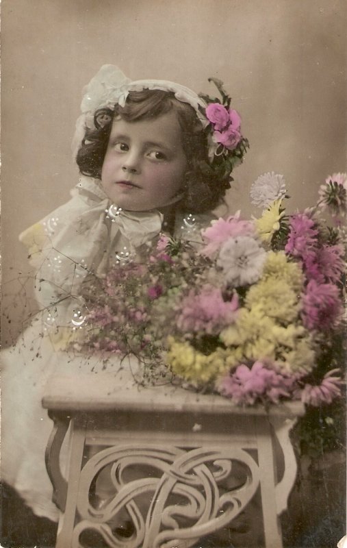 Little girl with flowers bouquet Old vintage Spanish postcard