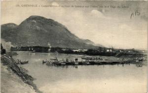 CPA GRENOBLE Cons.d'un Pont de bateaux sur l'Isere (685028)