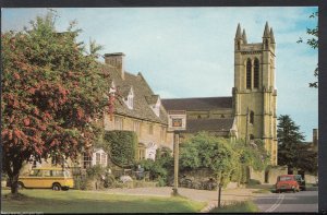 Worcestershire Postcard - Street Scene in Broadway    RT2101