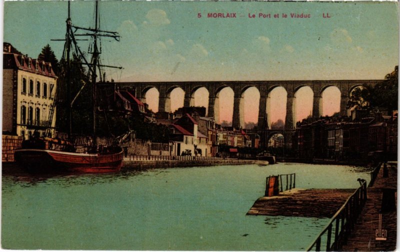 CPA Morlaix- Le Port et la Viaduc FRANCE (1026104)