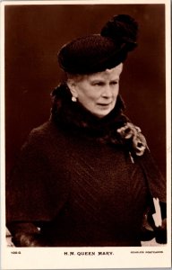 RPPC Royalty Queen Mary, Beagles Vintage Postcard Z15