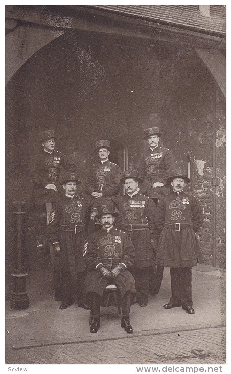 Tower of London , 00-10s ; Group of Yeoman Warders , Undress Uniform