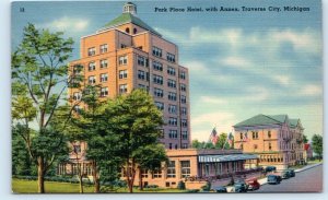 TRAVERSE CITY, Michigan MI ~ Roadside PARK PLACE HOTEL Annex c1940s Postcard