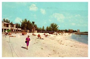 Postcard BEACH SCENE Sarasota Florida FL AT3137