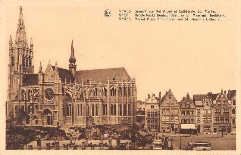 BR55837 Grand Place Roi albert et cathedrale st martin Ieper Ypres belgium