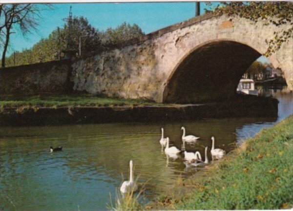 France Castelnaudary Aspect du canal du midi le pont Vieux