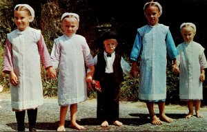 Pennsylvania Dutch Country Group Of Amish Children In Sunday Dress