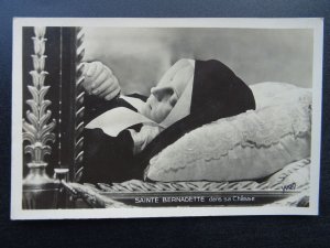 France SAINTE BERNADETTE dans sa Chasse le corps c1920s RP Postcard