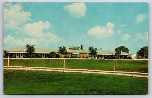 Franklin Indiana~Hilltop Motel Exterior View~PM 1961~Pub Harveys Studio Postcard