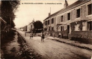 CPA NEUFCHATEL-en-SAOSNOIS La Grande Rue (868890)