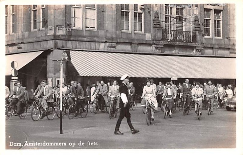 Dam Amsterdammers op de fiets Holland 1954 