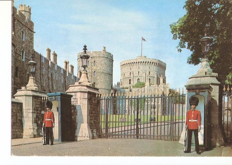 Postal 028547 : Windsor Castle, Berkshire. Sctas Guards Sentries at the Advan...