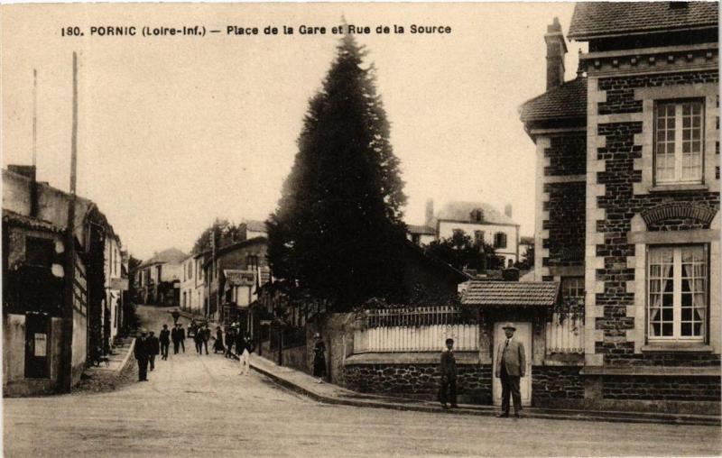 CPA PORNIC Place de la Gare et Rue de la Source (610683)