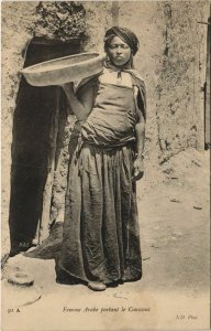 CPA AK Femme Arabe Portant le Couscous - Type ALGERIE (1145231)