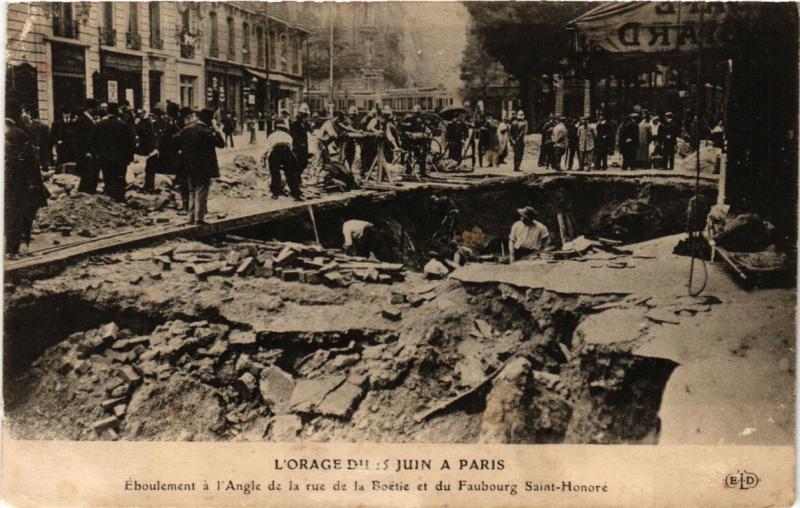 CPA L'ORAGE DU 15 JUIN a PARIS (8e) Éboulement Fb St-Honoré (181570)