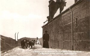 Horses. Dogs.L'Hospice du Petit Saint Bernard en hiver Old v...