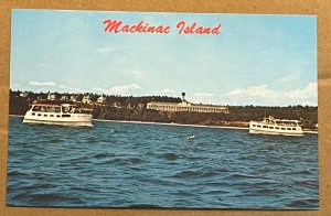 UNUSED POSTCARD ARNOLD BOAT SERVICE, MACKINAC ISLAND, MICH - GRAND HOTEL IN BACK