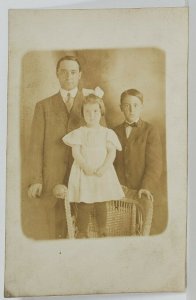 RPPC 1908 Two Young Men with Darling Little Girl Big Hair Bow Postcard R4