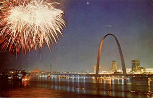 MO - St Louis. Gateway Arch, Fireworks