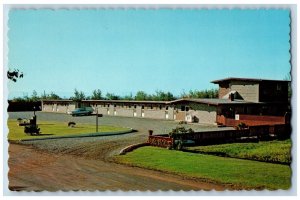 Thunder Bay Ontario Canada Postcard the Voyageur Motel c1950's Vintage