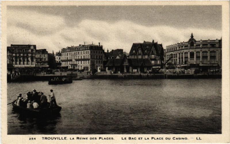 CPA TROUVILLE - Le Bac et la Place du Casino (516432)