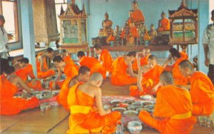 PRIESTS AT MEALTIME BANGKOK THAILAND TO FLORIDA STAMP POSTCARD (1970s)