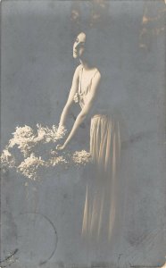 US3583 Woman in Dress, Flowers Fleurs Postcard social history berlin